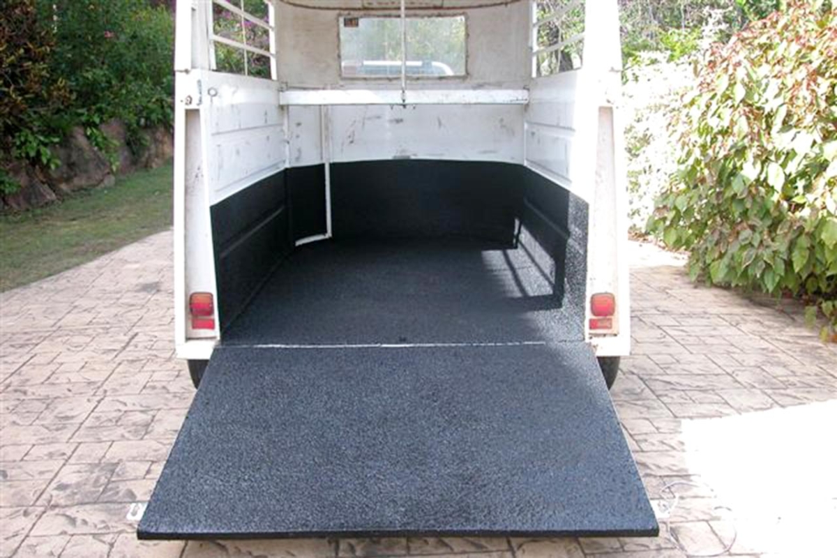 Speedliner-Australia-Agricultural-Horse-Float-Non-Slip-Coatings-Black